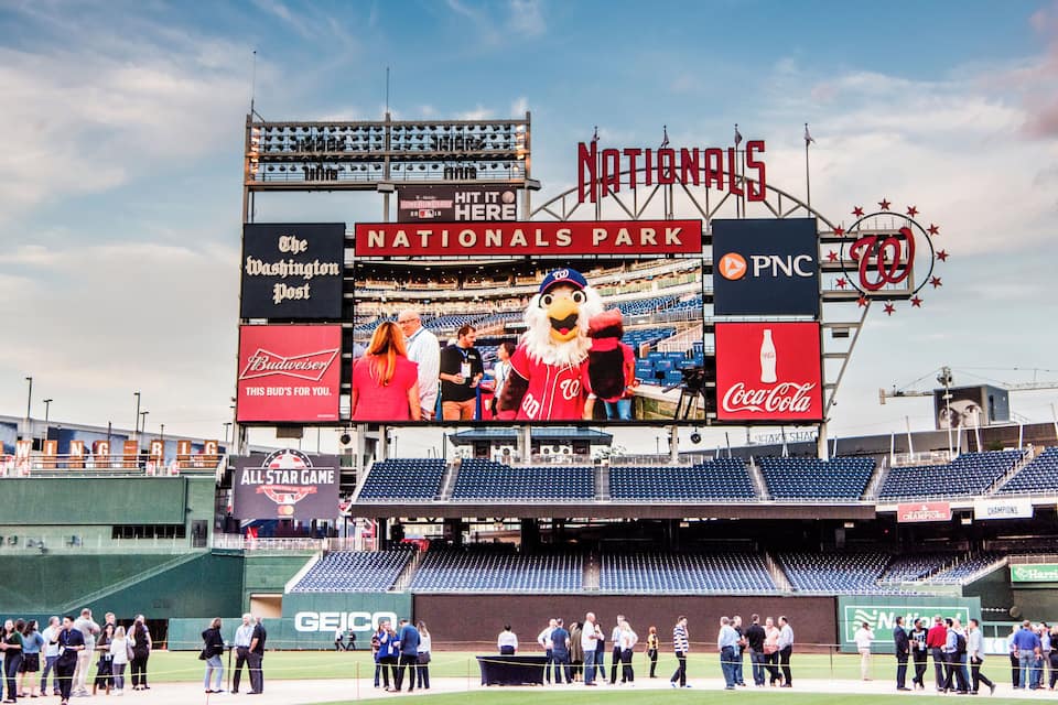 Le stade des Nationals Park est doté d’un grand écran sur lequel est affiché le logo des Washington Nationals, ainsi que d’une mascotte.