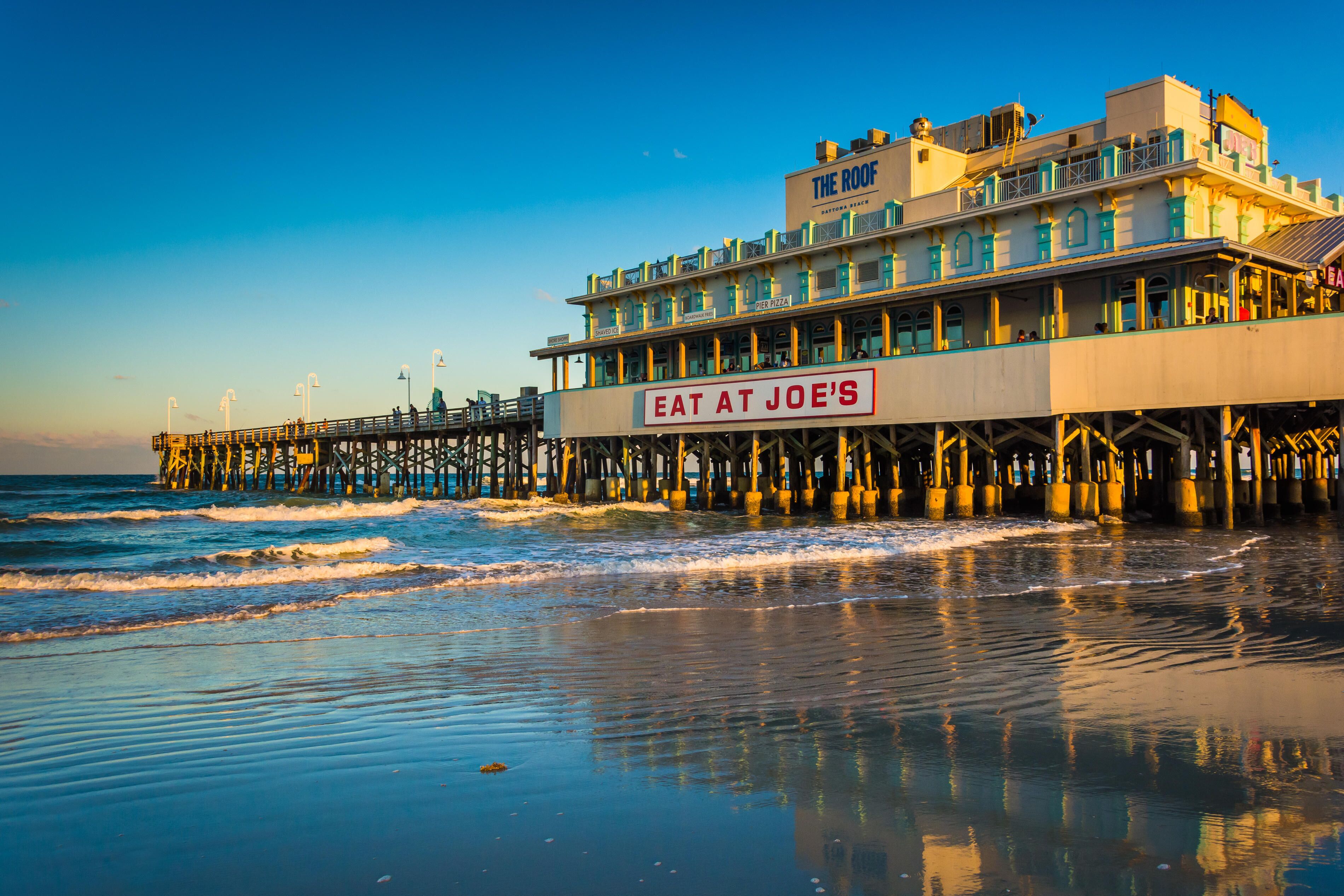 EHR41T Evening light on the pier in Daytona Beach, Florida.