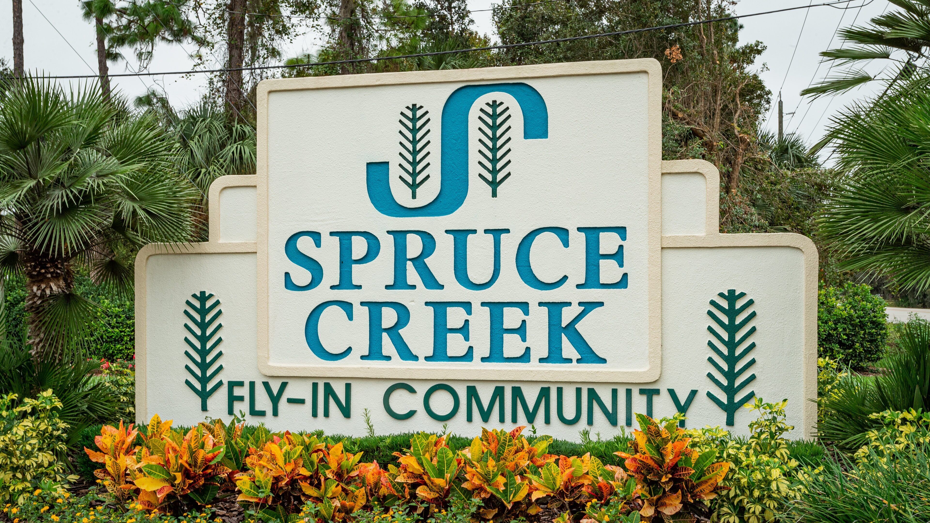 Spruce Creek Country Club showing signage