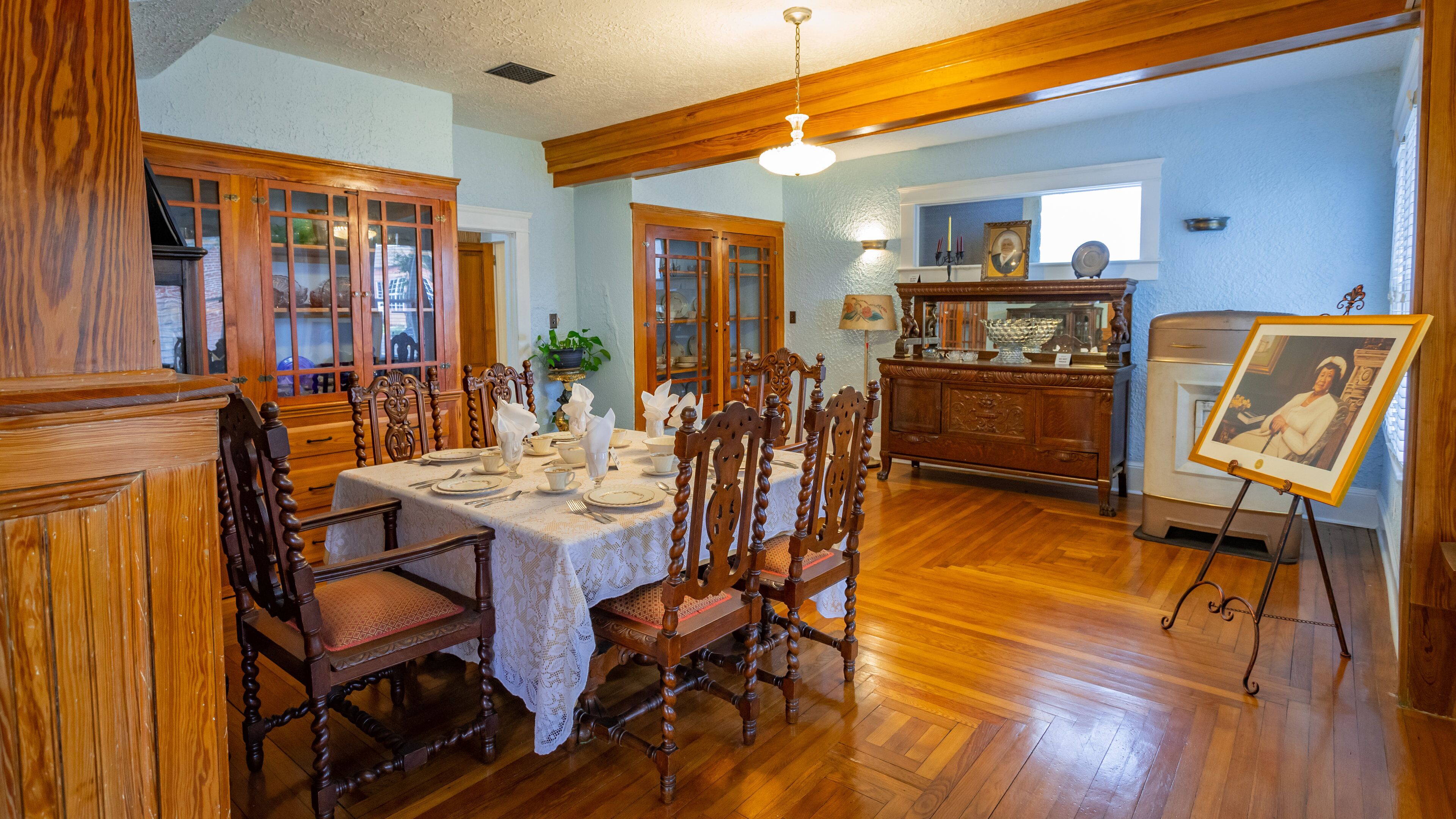 Mary Bethune Home showing art, a house and interior views