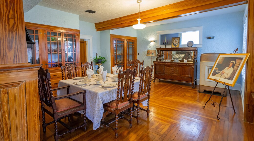 Mary Bethune Home showing art, a house and interior views