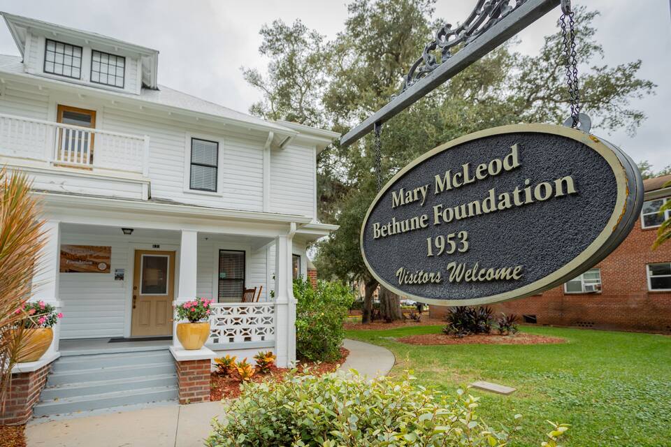 Uma casa branca com uma placa para a Mary McLeod Bethune Foundation.