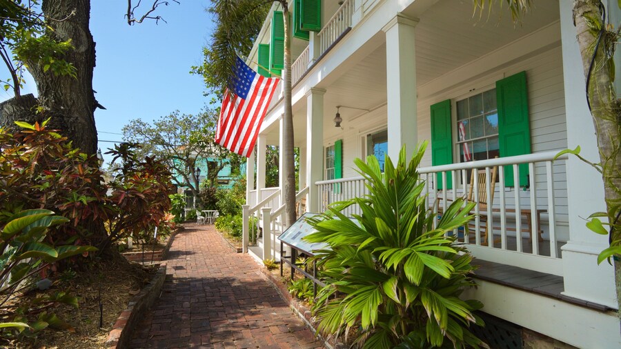 Audubon House and Tropical Gardens showing a house