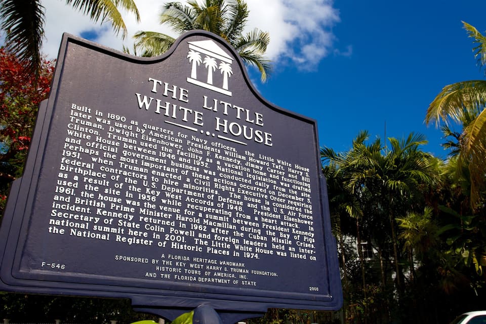 Un senyal històric de The Little White House, construït el 1890, utilitzat per oficials de la Marina dels Estats Units i inclòs al Registre Nacional de Llocs Històrics el 1974.
