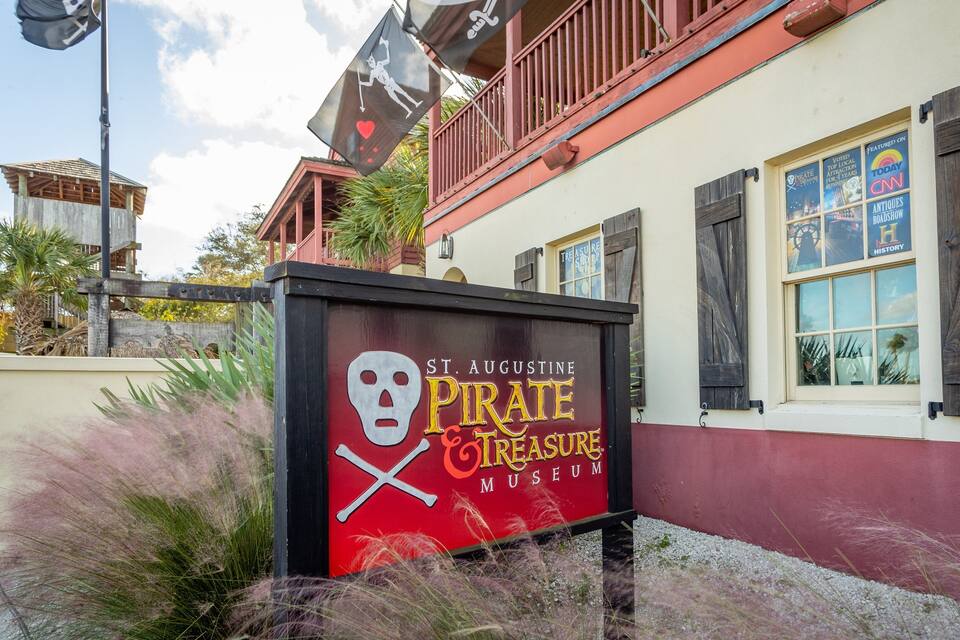Une enseigne indiquant l’emplacement du musée des pirates et des trésors de Saint-Augustin.