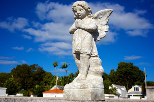 Key West Cemetery que inclui uma cidade pequena ou vila, um cemitério e uma estátua ou escultura