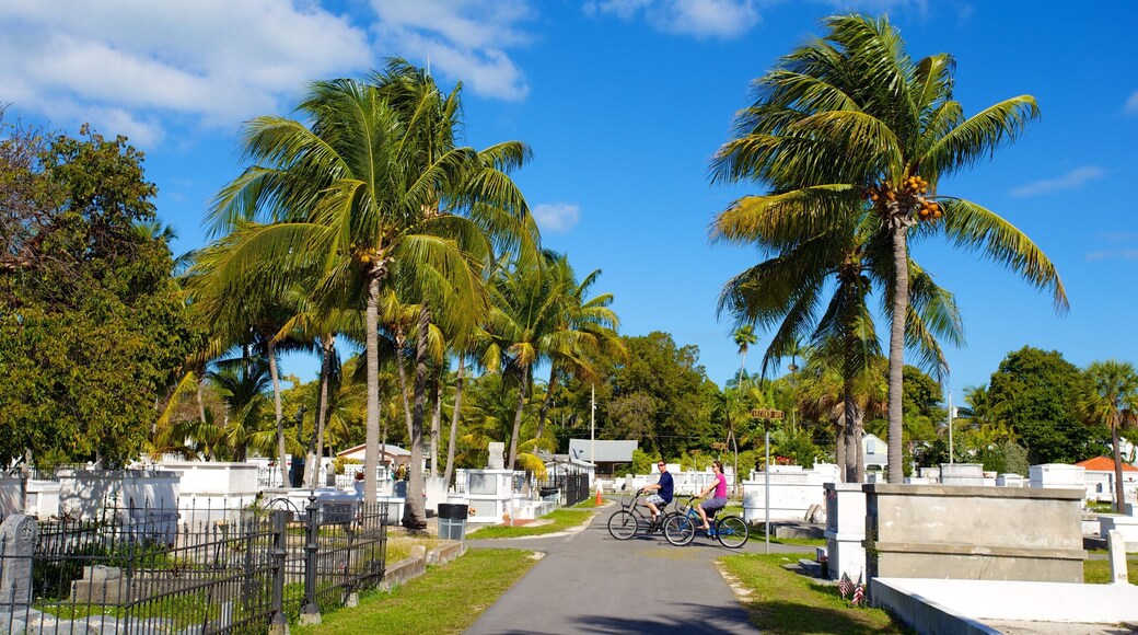 Key West Cemetery mit einem Gedenkstätte, Friedhof und Fahrradfahren