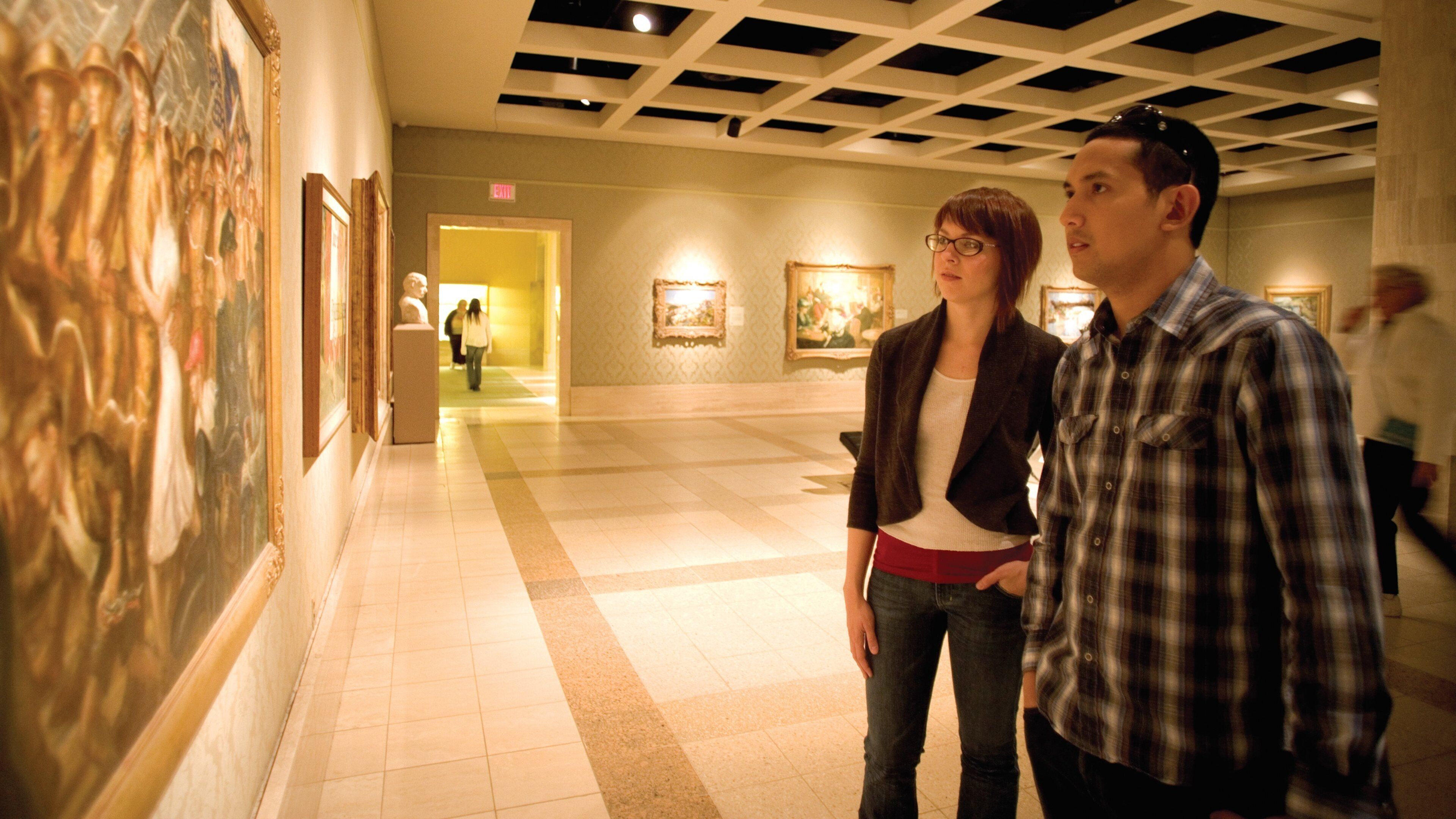 Cummer Museum of Art and Gardens ofreciendo arte y vistas de interior y también una pareja