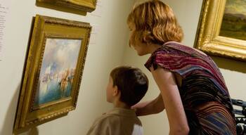 Cummer Museum of Art and Gardens que incluye arte y también una familia