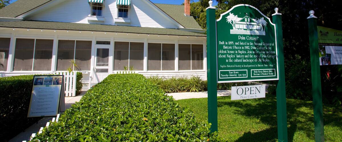 Palm Cottage ofreciendo señalización y una casa