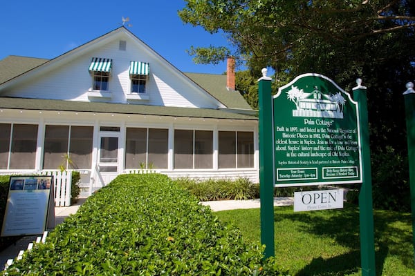 Palm Cottage ofreciendo una casa y señalización