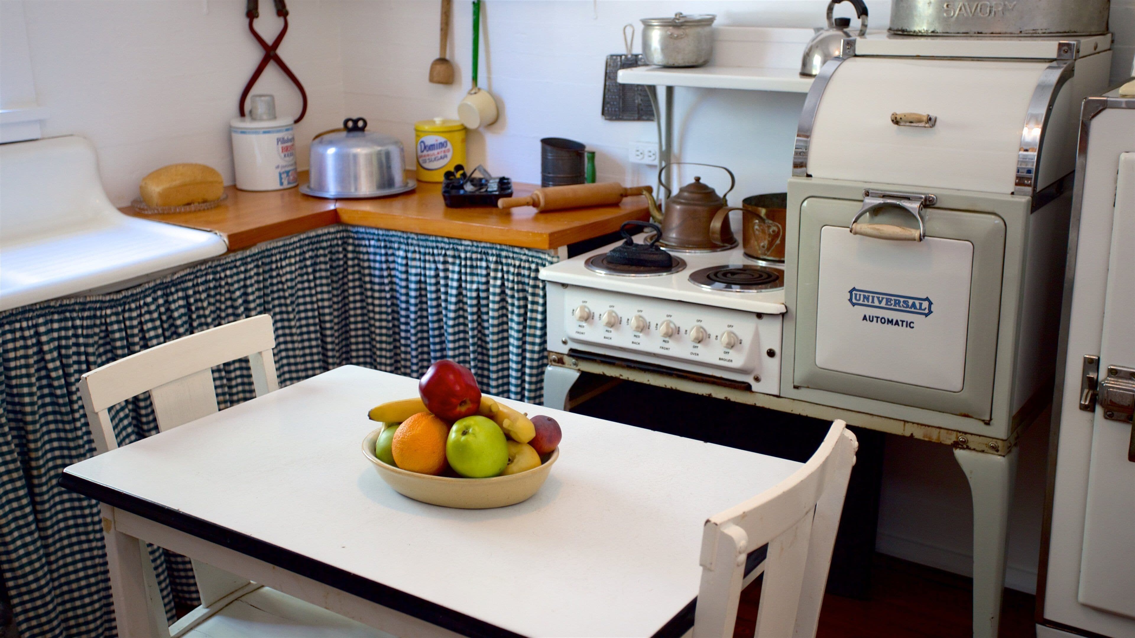 Naples Historical Society\'s Historic Palm Cottage que inclui vistas internas