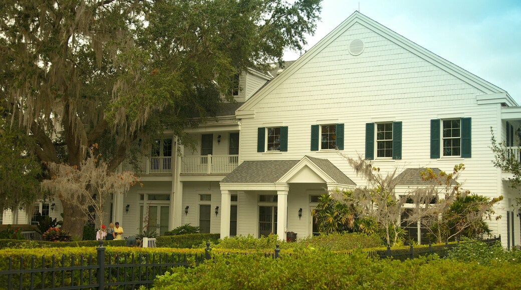 Harry P. Leu Gardens som inkluderar ett hus och en trädgård