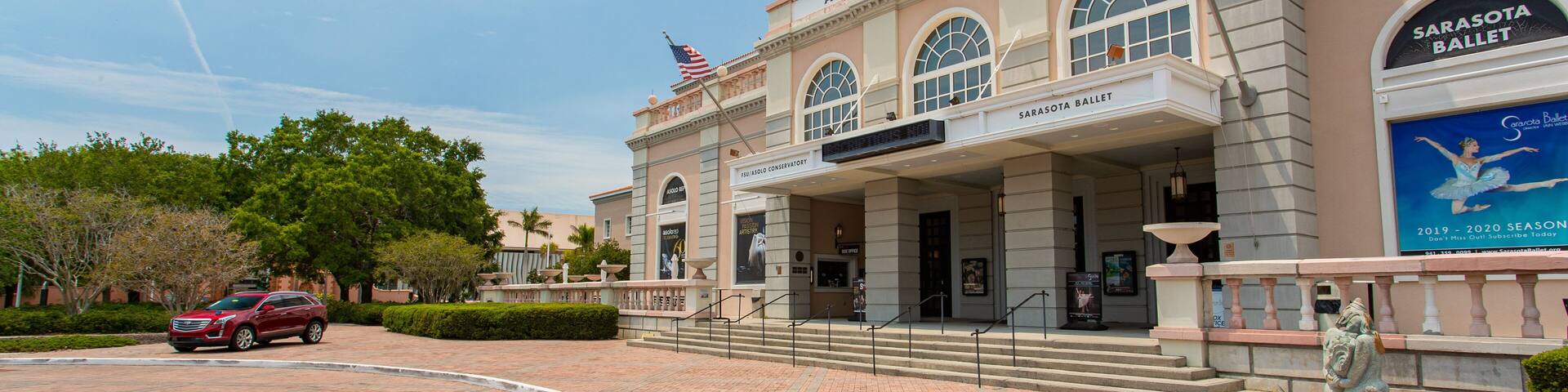 El Teatro de Repertorio Asolo con un anuncio del Ballet de Sarasota.
