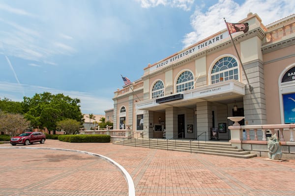 Das Asolo Repertory Theatre mit einer Werbeanzeige des Sarasota Balletts.