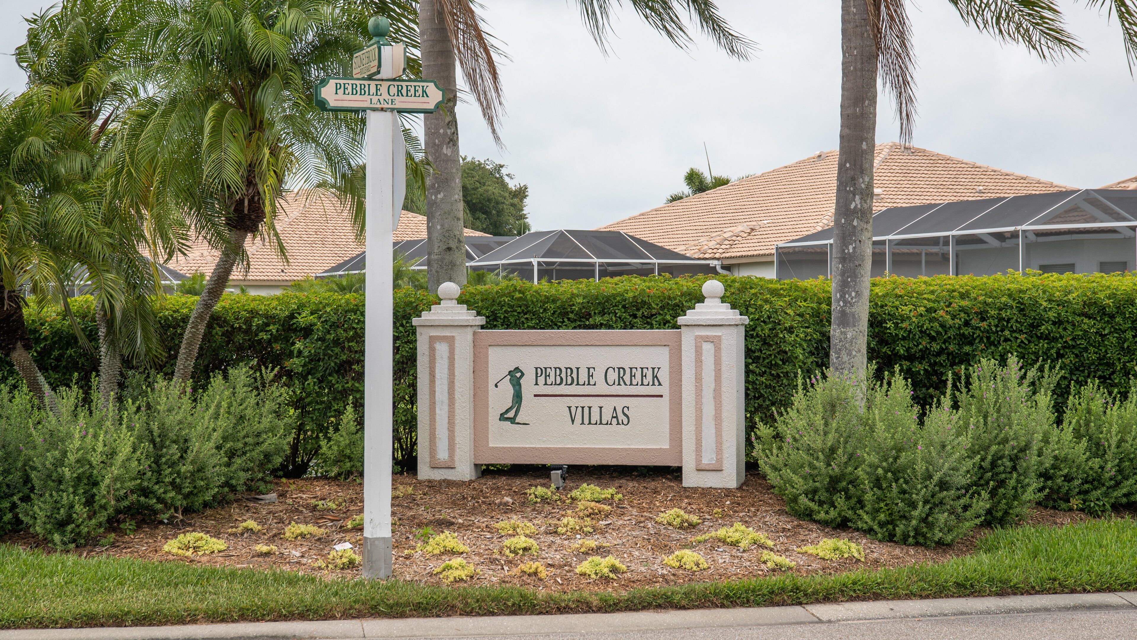 Stoneybrook Golf & Country Club which includes signage and a park