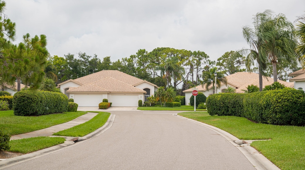 Stoneybrook Golf & Country Club which includes a house