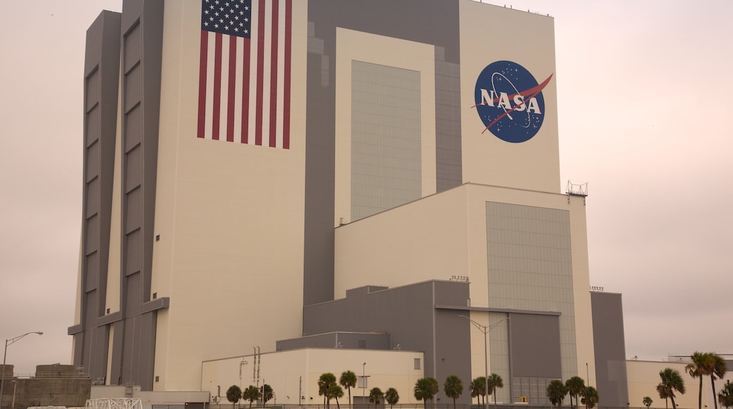 Orlando caracterizando arquitetura moderna