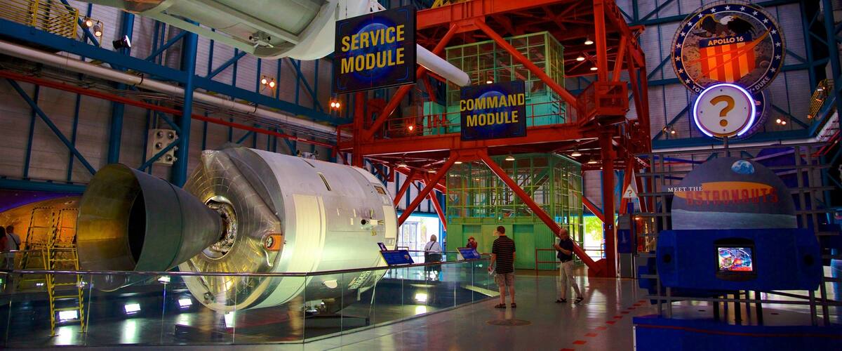 Kennedy Space Center welches beinhaltet Geschichtliches und Innenansichten