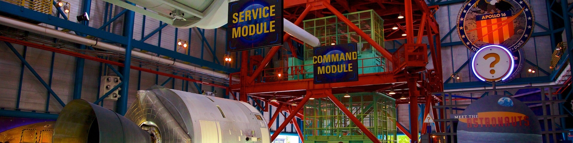Um ônibus espacial exposto em um museu, com placas indicando "Módulo de Serviço" e "Módulo de Comando".
