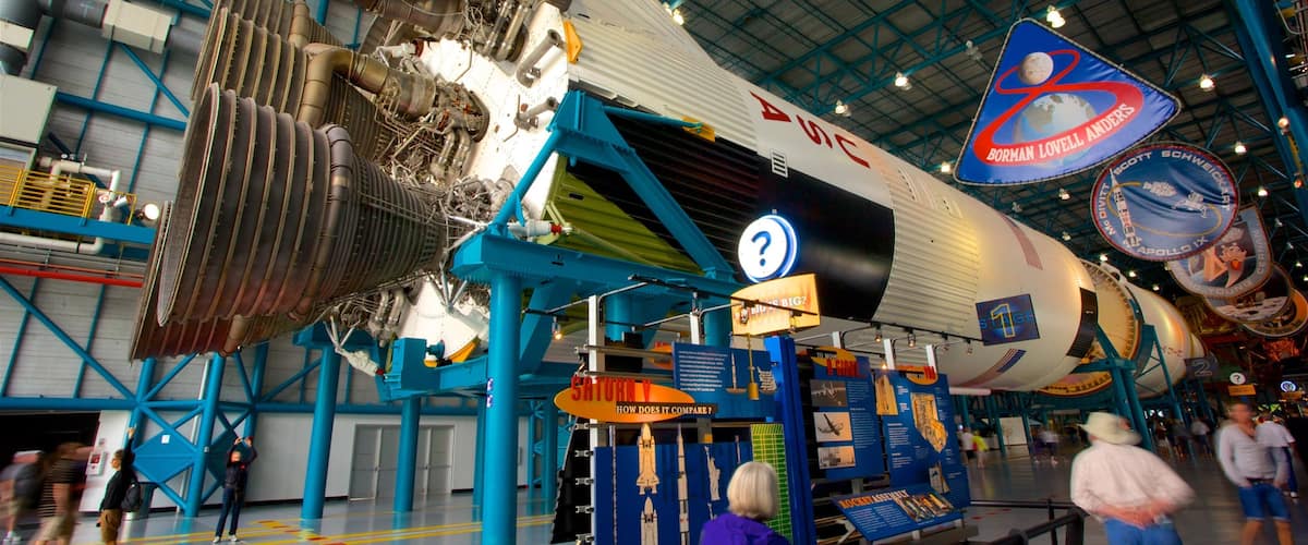 Centro espacial Kennedy que incluye vistas interiores y elementos del patrimonio y también un pequeño grupo de personas