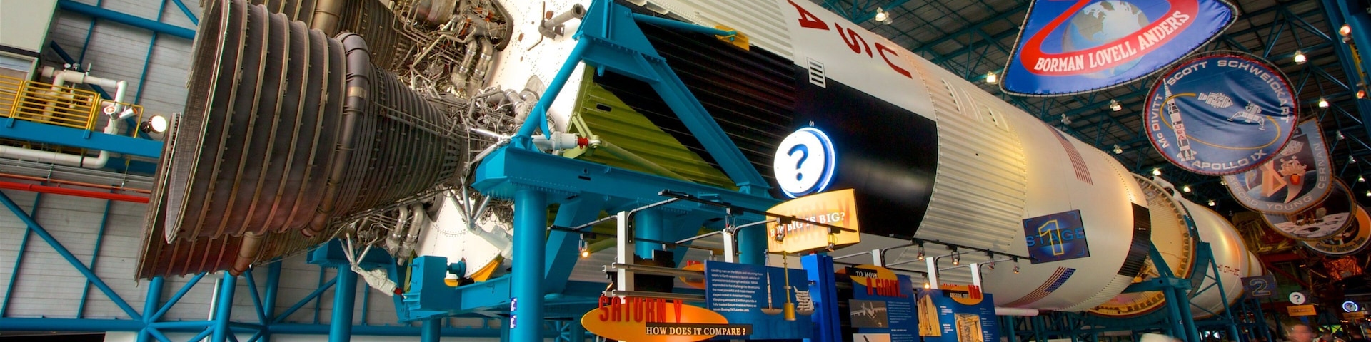 Kennedy Space Center que inclui elementos de patrimônio e vistas internas assim como um pequeno grupo de pessoas