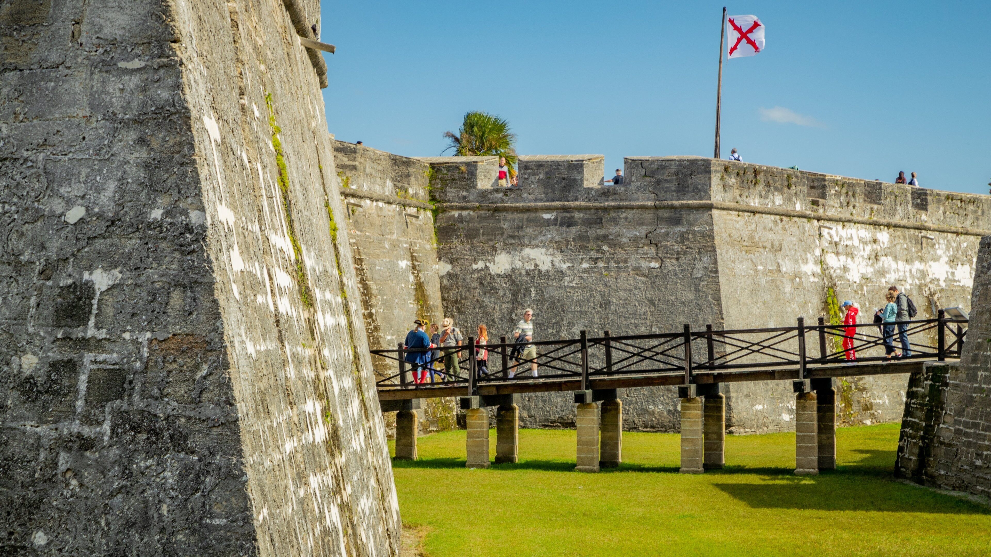 Castillo de San Marcos showing a bridge, heritage architecture and heritage elements