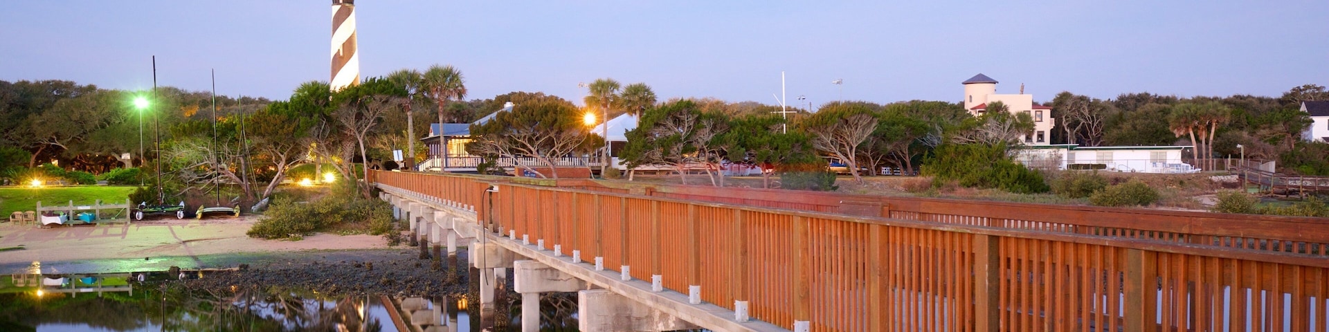聖奧古斯丁燈塔暨博物館 设有 橋樑 和 夜景