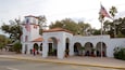 La ferme aux alligators de Saint Augustine, un parc zoologique doté d’un bâtiment blanc, d’un toit recouvert de tuiles rouges et arborant le drapeau américain.