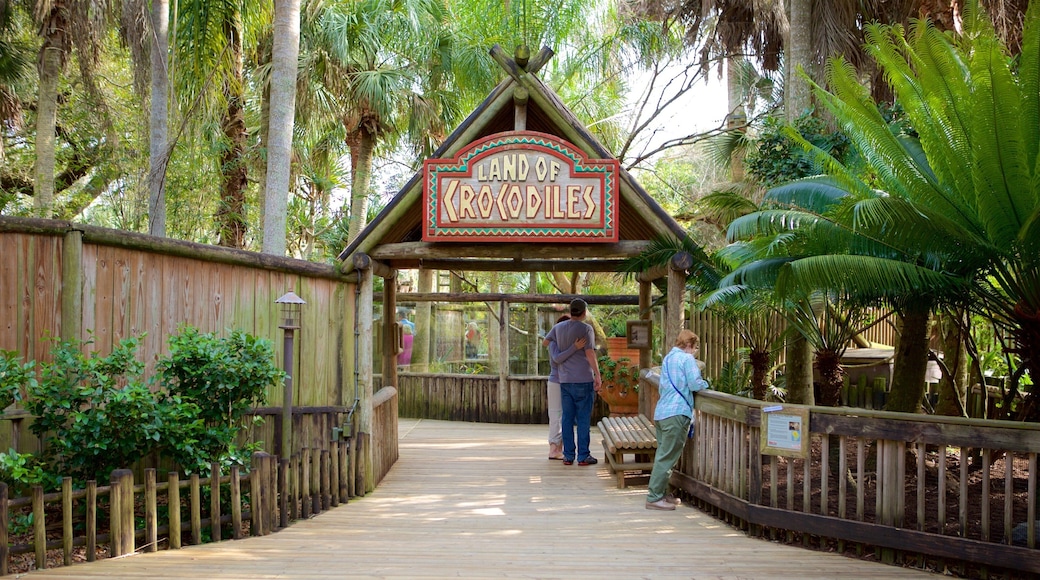 St. Augustine Alligator Farm Zoological Park toont bewegwijzering en dierentuindieren en ook een klein groepje mensen