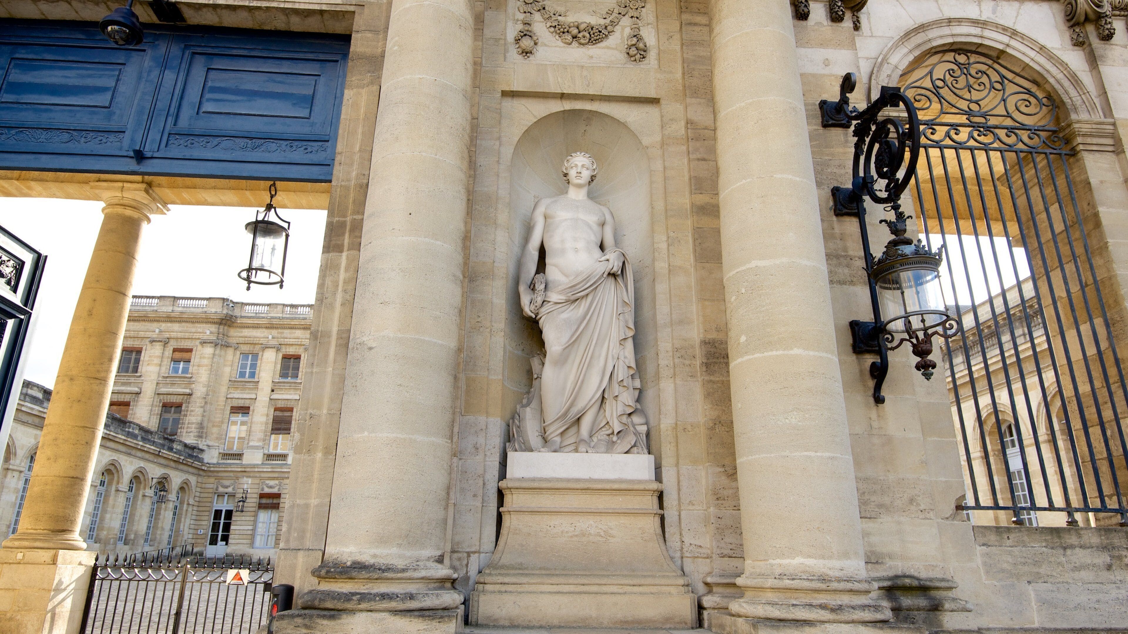Hotel de Ville som visar en staty eller skulptur