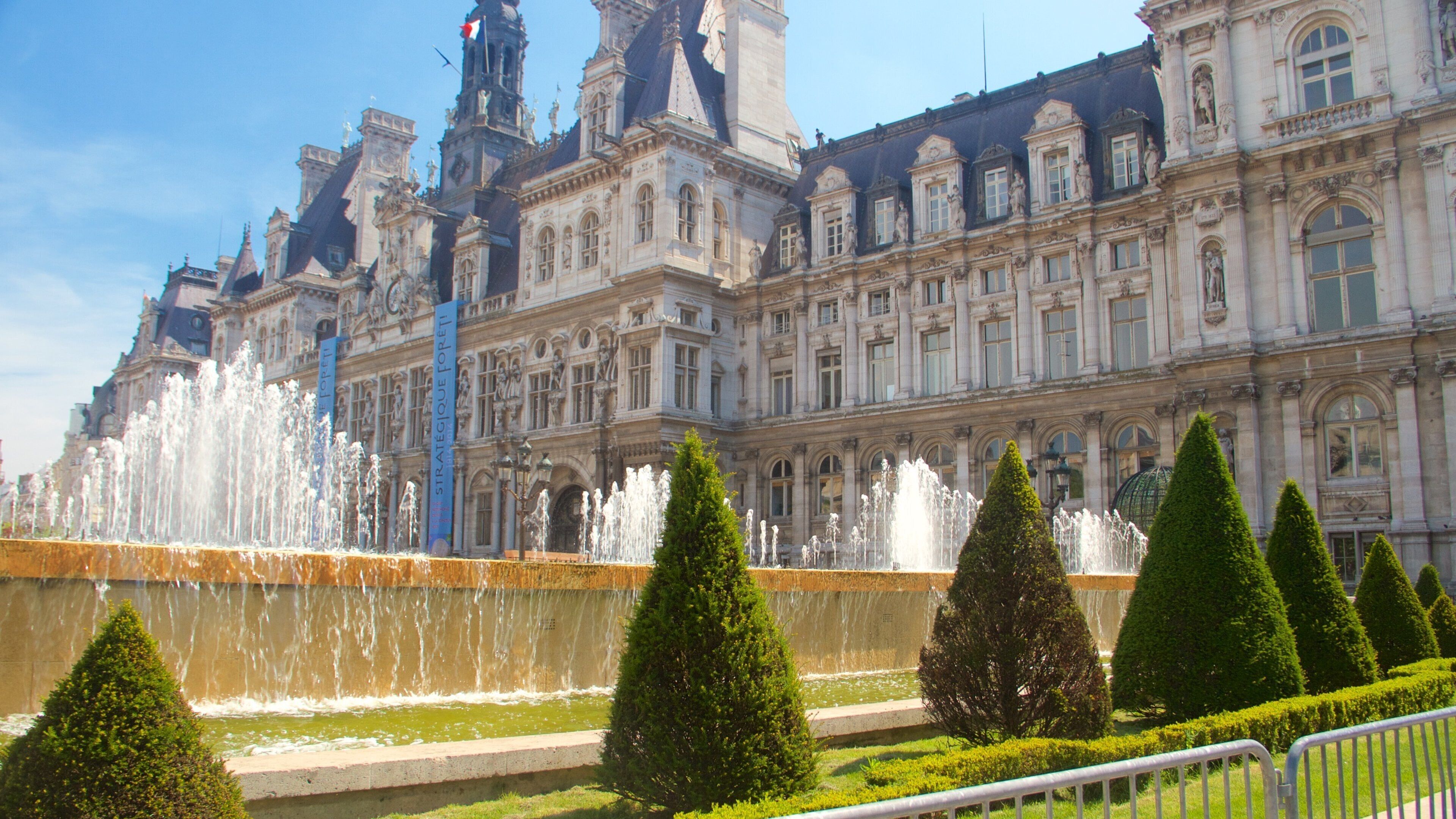 Hotel de Ville og byder på et springvand, historiske bygningsværker og kulturarvsgenstande