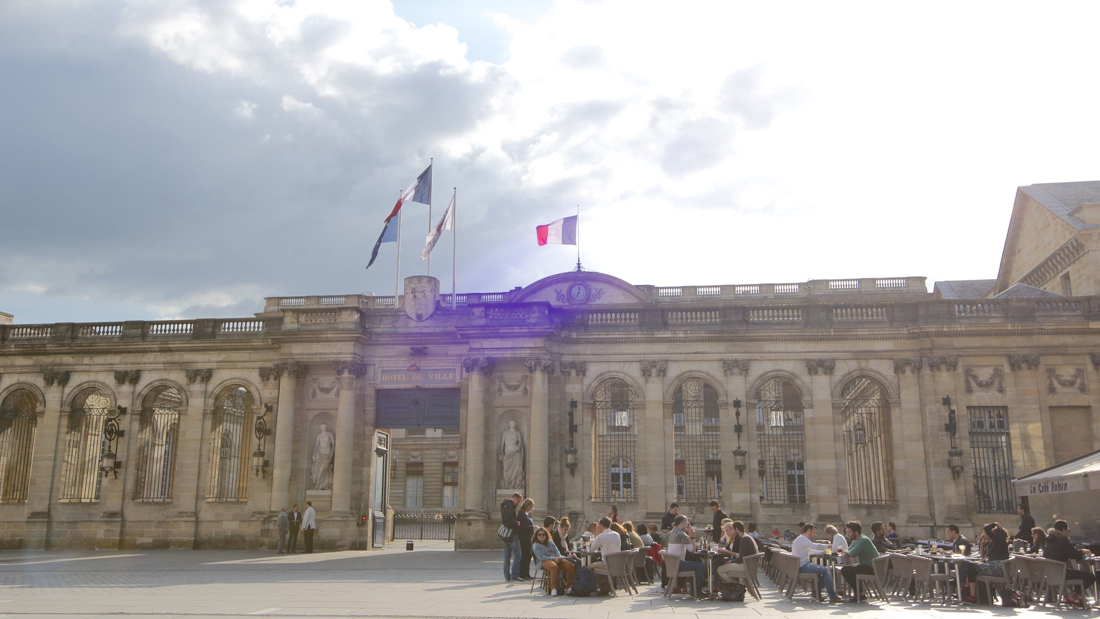Hotel de Ville featuring heritage architecture, outdoor eating and an administrative building
