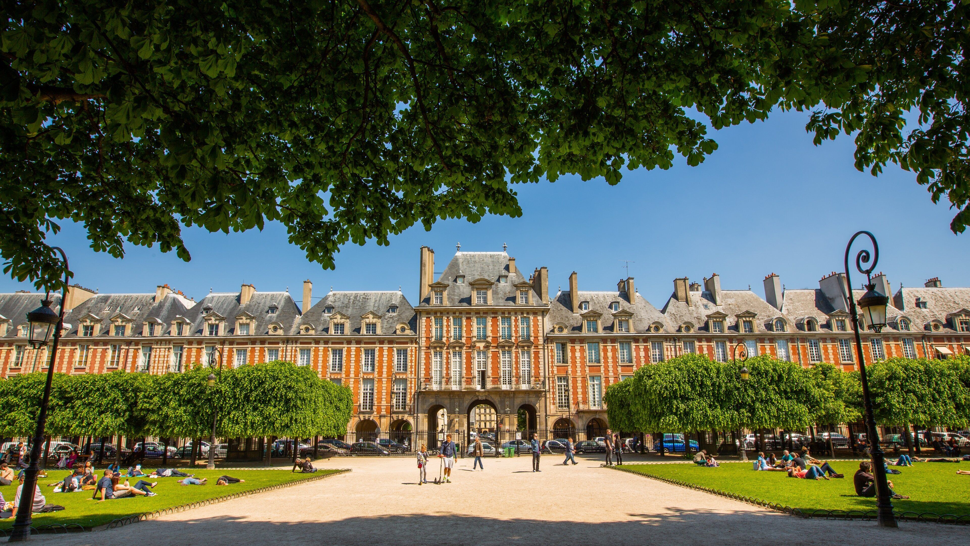 Place des Vosges which includes heritage architecture and a garden
