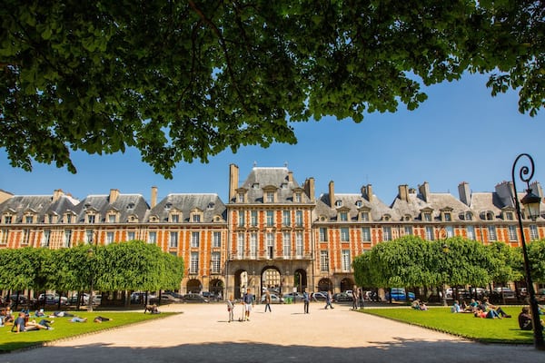 Place des Vosges which includes heritage architecture and a garden