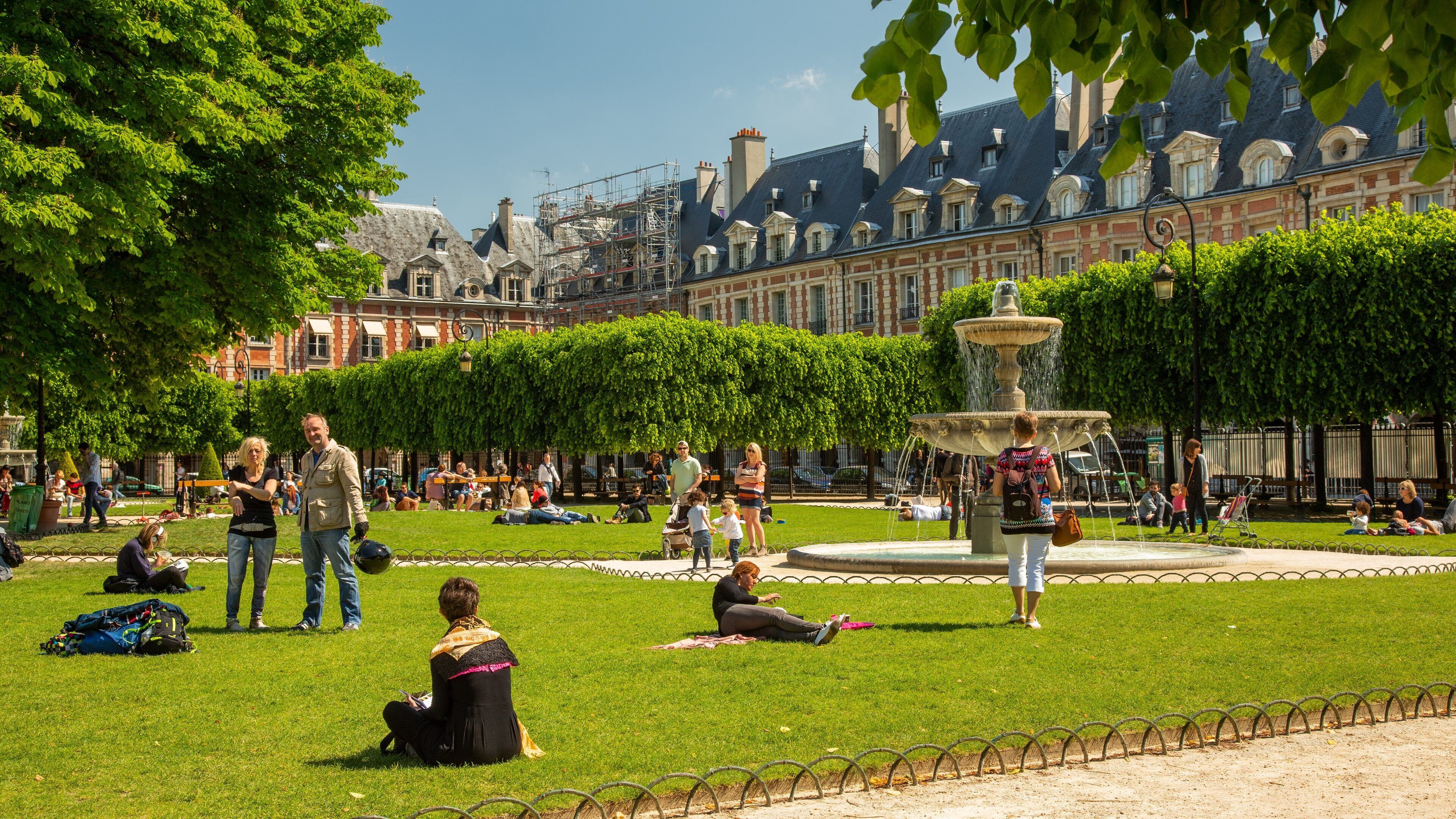Place des Vosges showing a garden and a fountain