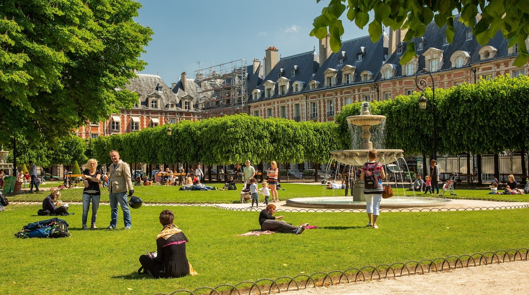 Place des Vosges showing a garden and a fountain