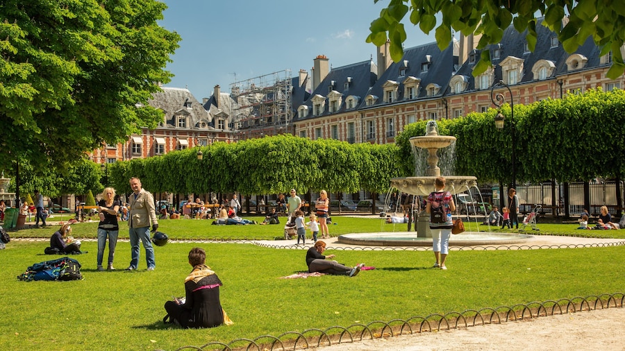 Place des Vosges showing a garden and a fountain