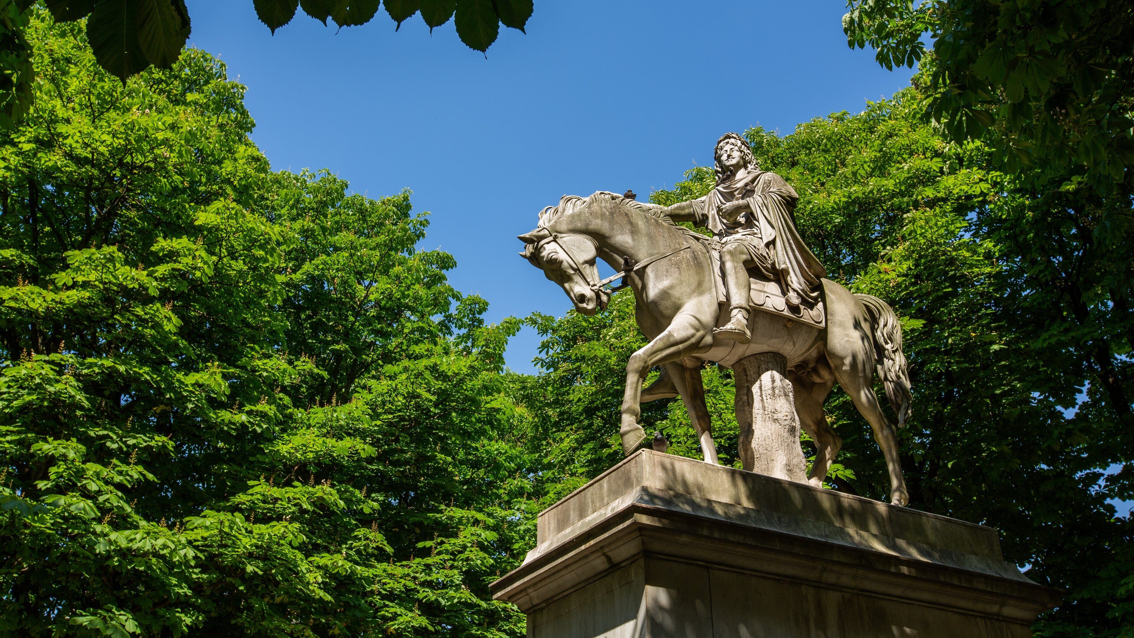 Place des Vosges showing a statue or sculpture