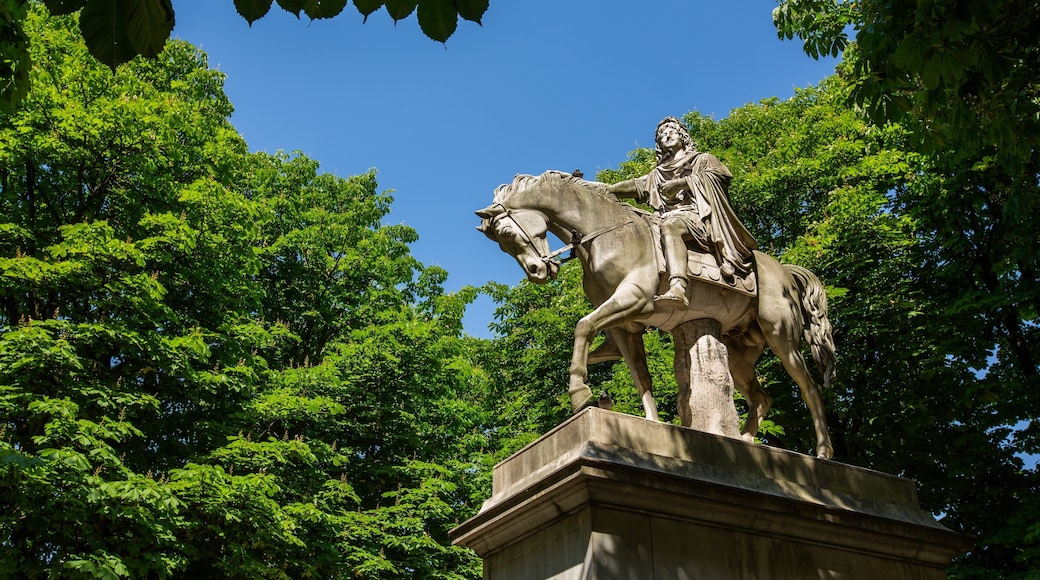 Place des Vosges showing a statue or sculpture