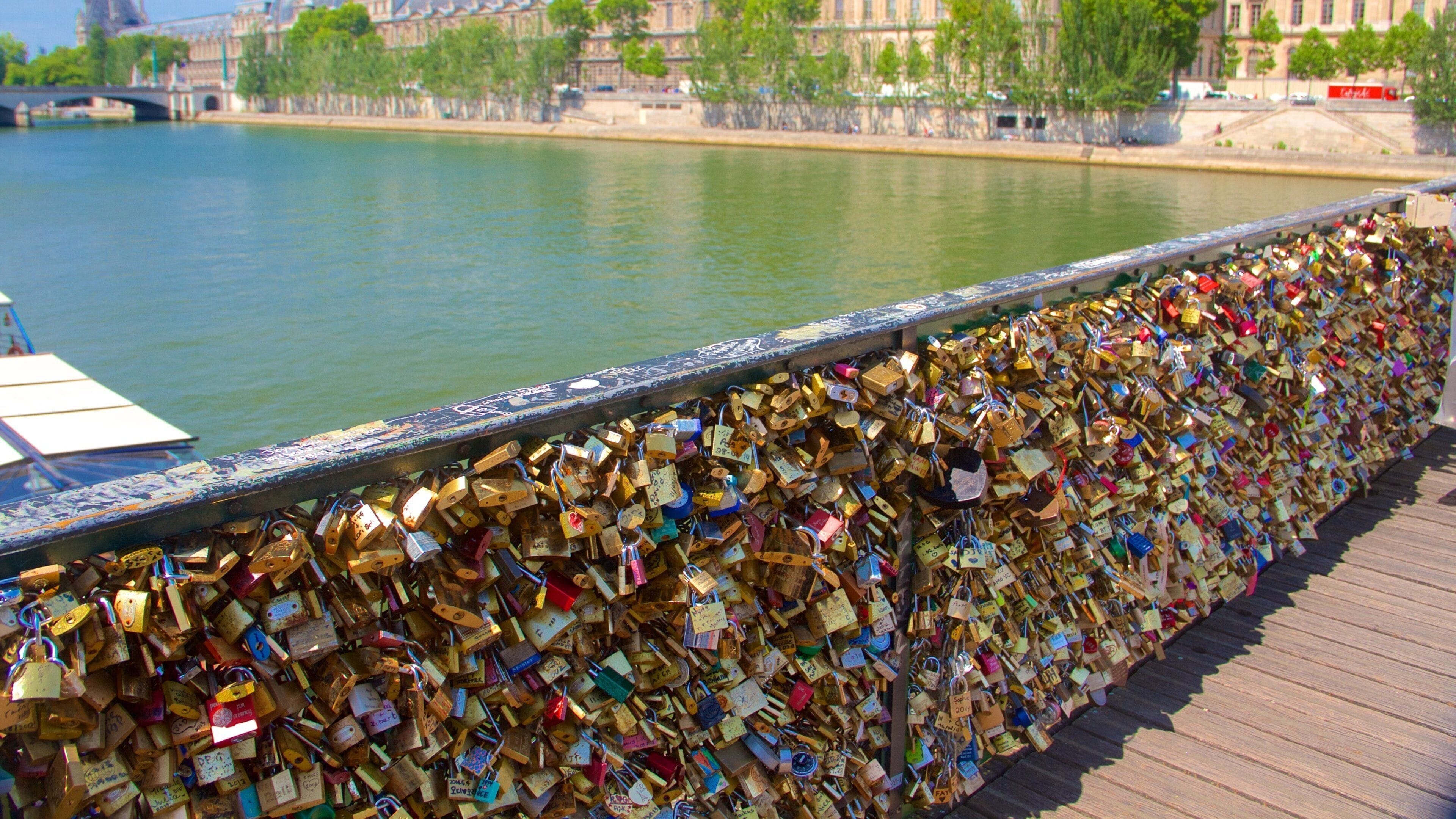 Pont des Arts showing a city, a river or creek and a bridge