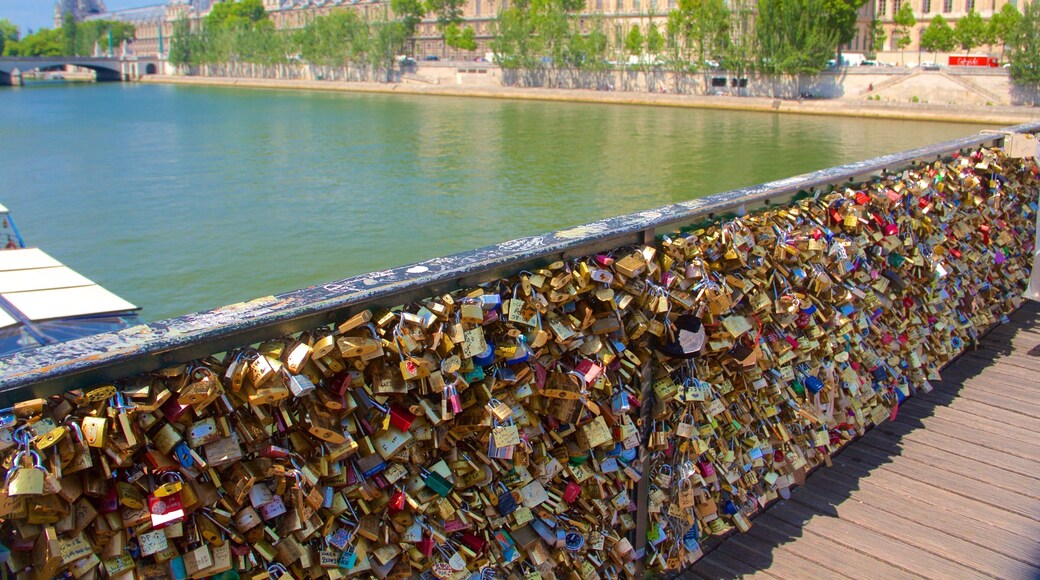 Pont des Arts showing a city, a river or creek and a bridge