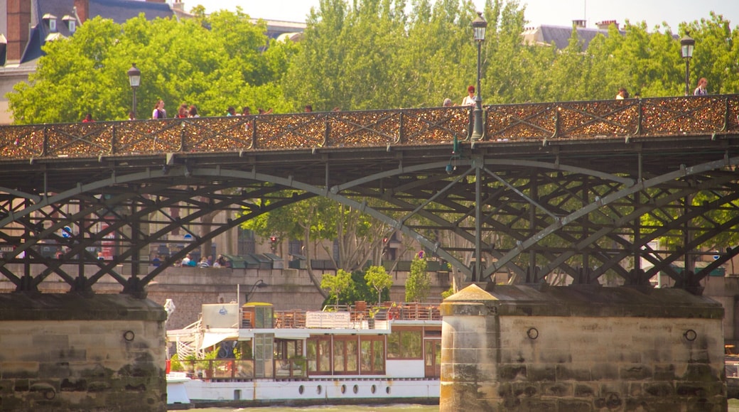 Pont des Arts featuring a river or creek and a bridge