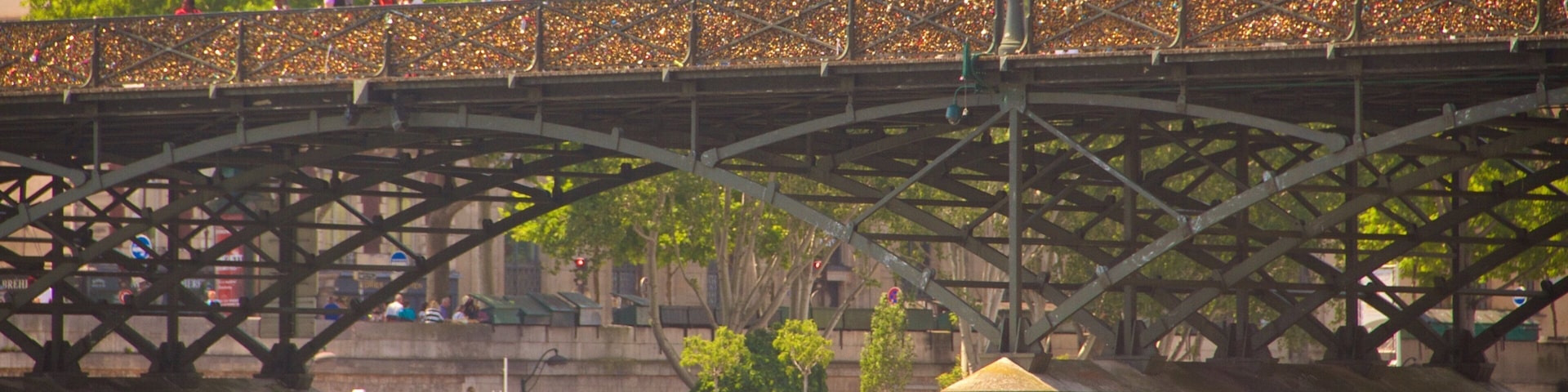 Puente de las Artes ofreciendo un río o arroyo y un puente