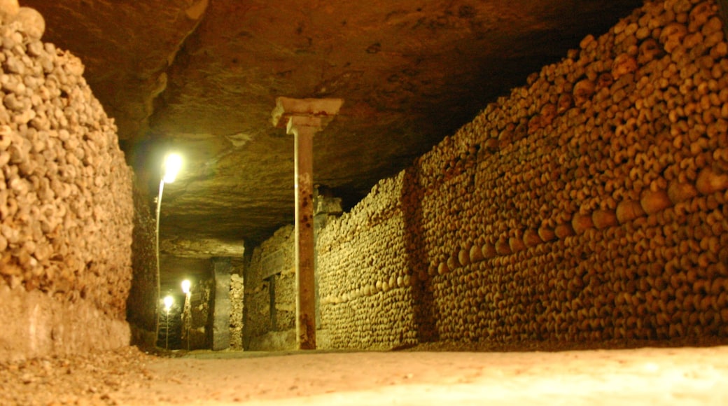 Catacomben van Parijs toont interieur, historische architectuur en een begraafplaats