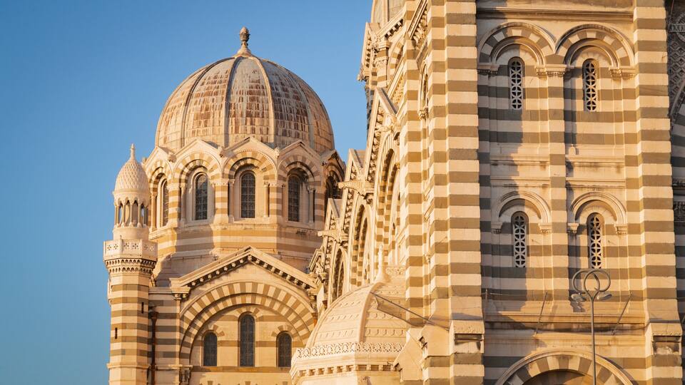 Um edifício grande e ornamentado, com uma cúpula imponente e janelas em arco.