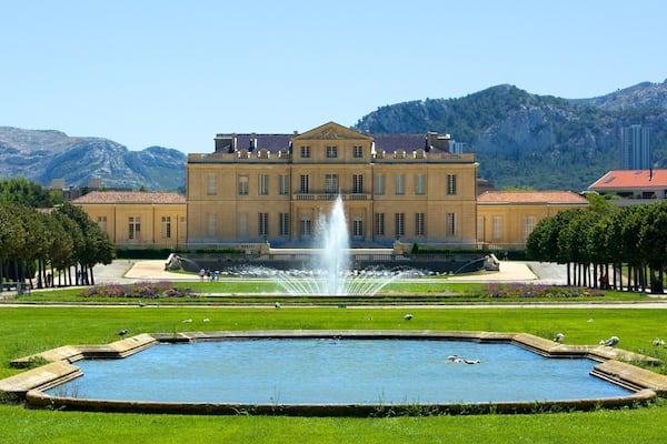 8th Arrondissement featuring a fountain, a pool and a park