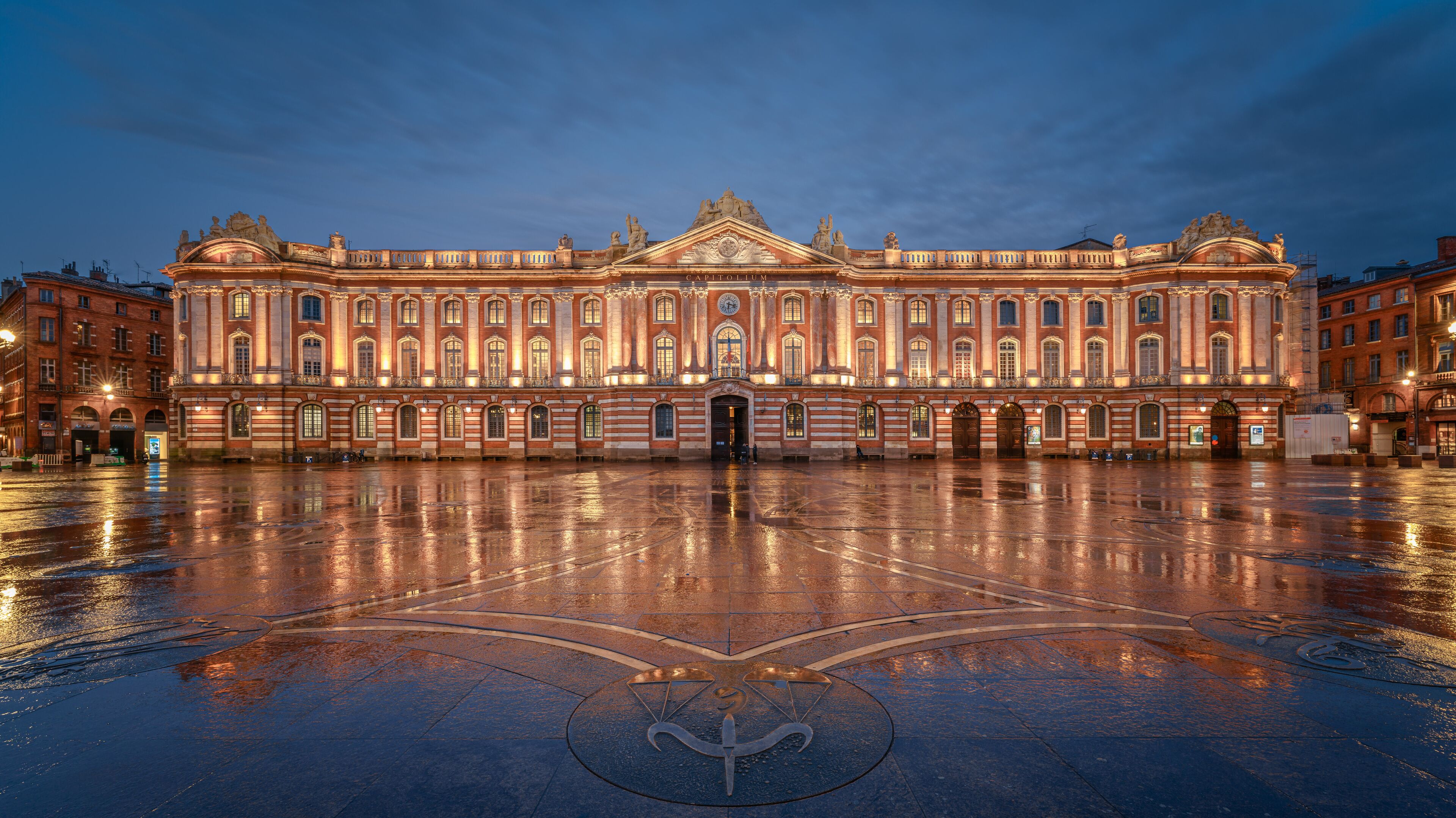 Night view of the Place du Capitole and Hôtel de Ville de Toulouse