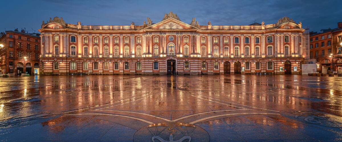 Night view of the Place du Capitole and Hôtel de Ville de Toulouse