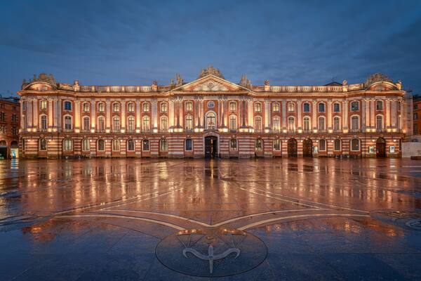 Night view of the Place du Capitole and Hôtel de Ville de Toulouse